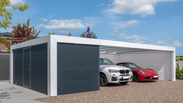 Hvidlakeret KUBIC til 2 biler og stort redskabsrum placeret på siden af carporten