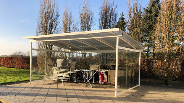 Opbevaring og tørring af tøj under den fritstående terrasseoverdækning
