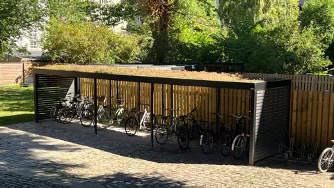 UNA cykelparkering med grønt tag