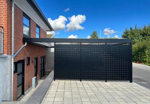 Wall carport model UNA, som kunden har fået pulverlakeret sort