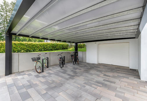 KUBIC Wall tilpasset til huset. Carporten har sedum på taget