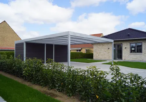 UNA carport med redskabsrum ved nybyggeri