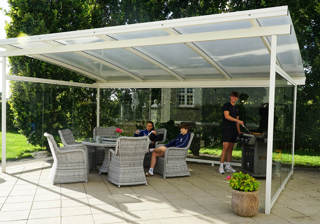 Faa Skygge Fra Solen Med En Terrasseoverdaekning