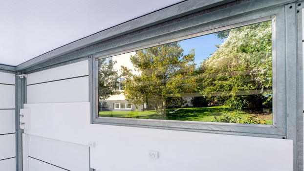 Garage model UNA med lyse Isopaneler og vindue, med kig til haven