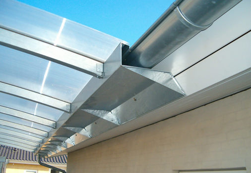 Konsol til carport som er monteret på husets udhæng