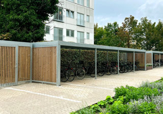 UNA Cykeloverdaekning Med Thermowood Og Sedumtag