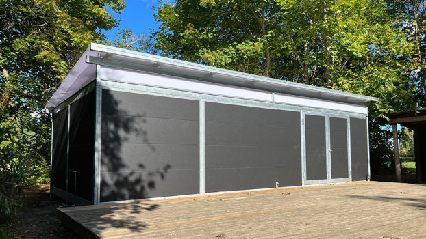 Lukket PLAN aktivitetsrum med isopanel og 2 døre, som kan åbnes for leg indendørs