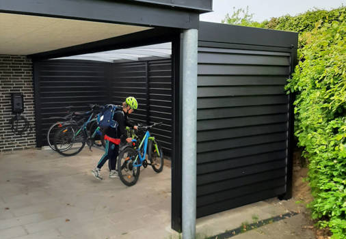 UNA cykeloverdækning med Easy Plank beklædning – nem adgang til cyklerne