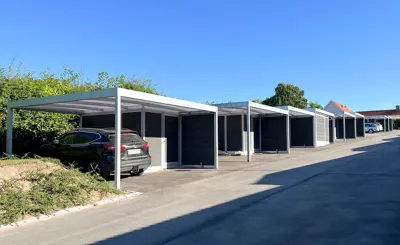 UNA Carporte Med Redskabsrum Til Boligforening Skraanende Grund