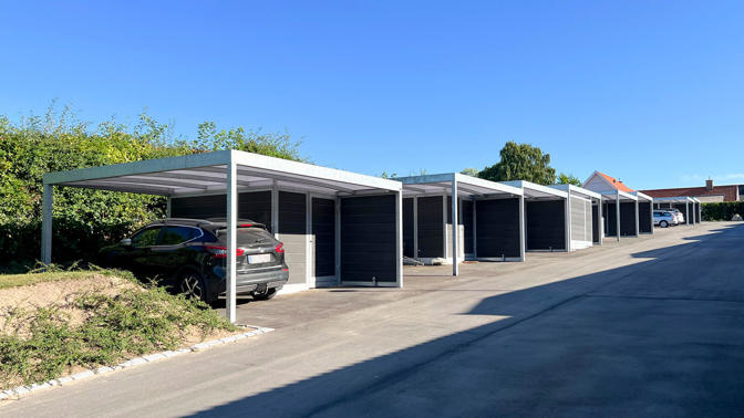 UNA Carporte Med Redskabsrum Til Boligforening Skraanende Grund