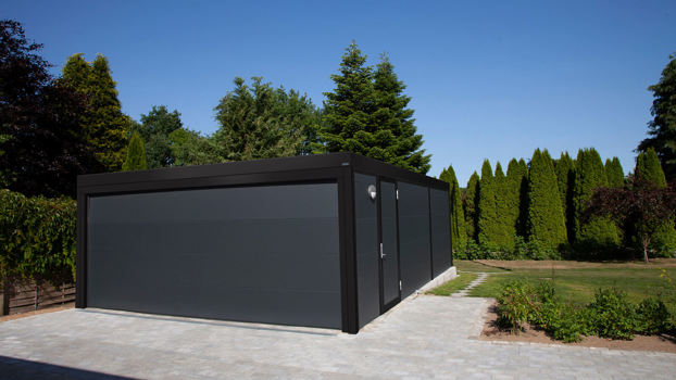 Sortlakeret UNA garage med tilhørende redskabsrum