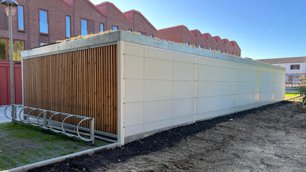 UNA carportanlæg med lamelbeklædning, sedumtag og brandvægge mod naboen