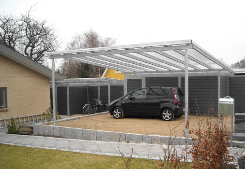 Carport PLAN til 1 bil. Skuret fungerer som læ hegn ind mod naboen