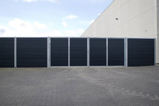 Afskærmning med store låger med beklædning i isopanel