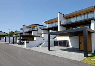 KUBIC Arkitektoniske Designcarporte Med Tilpasset Skur Og Fantastisk Udsigt Vejle