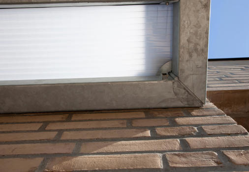 UNA vægmonteret på husmuren set nedefra