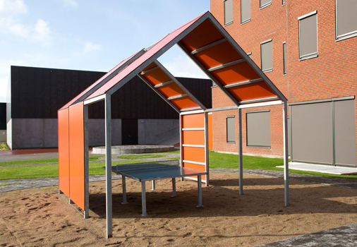 Overdækket bordtenninsbord til fri leg i ly fra sol, blæst og regn