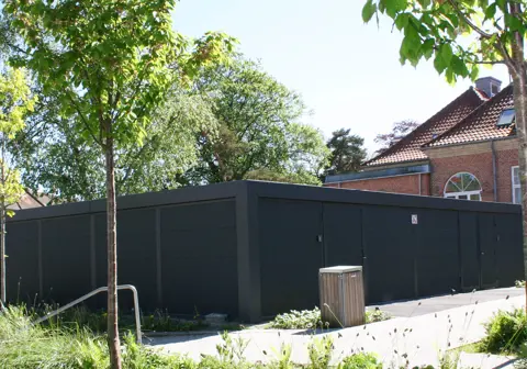 KUBIC depotrum/cykelgarage med stor låge. Beklædning i isopanel