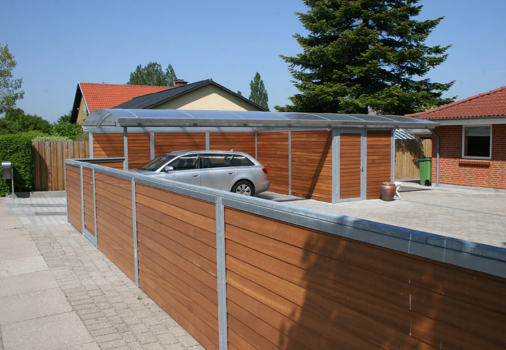 Carport med buet tag til 1 bil med skur og hegn i olieret træ