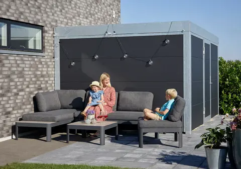 UNA redskabsrum med Isopanel. Redskabsrummet virker også som læmur