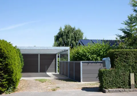 UNA carport med skur i enden, kompositsidebeklædning og glas øverst