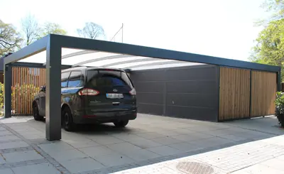 Stor KUBIC Carport Med Redskabsrum Og Bagudoverdaekning