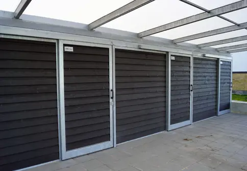 Beklaedning I Malet Trae Paa Carportanlaeg