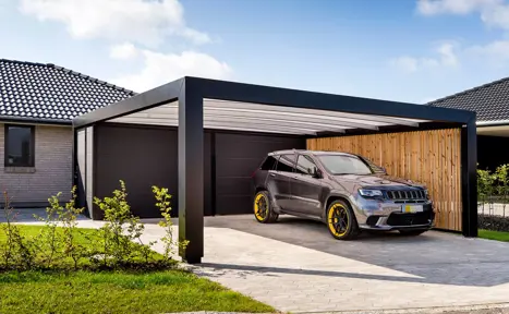 KUBIC funkis carport med redskabsrum og lodrette trælameller som afskærmning