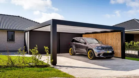 KUBIC funkis carport med redskabsrum og lodrette trælameller som afskærmning