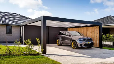 KUBIC funkis carport med redskabsrum og lodrette trælameller som afskærmning