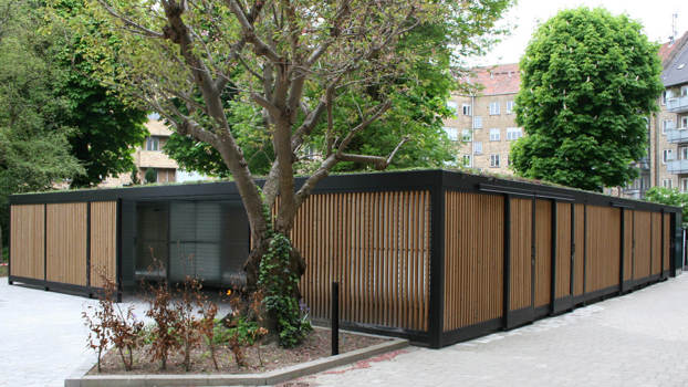 UNA sortmalet multioverdækning på 150 m² med trælameller og sedumtag