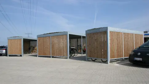 UNA Cykeloverdaekning I Galvaniseret Staal Med Traelameller Og Sedumtag 3