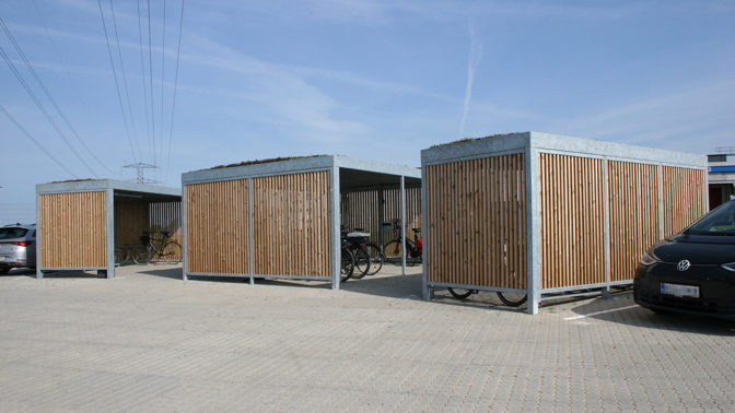 UNA Cykeloverdaekning I Galvaniseret Staal Med Traelameller Og Sedumtag 3