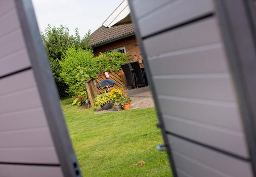 UNA redskabsskur med kig ud inde fra rummet