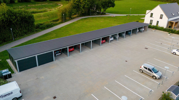 PLAN carportanlæg med 11 carporte og 2 garager