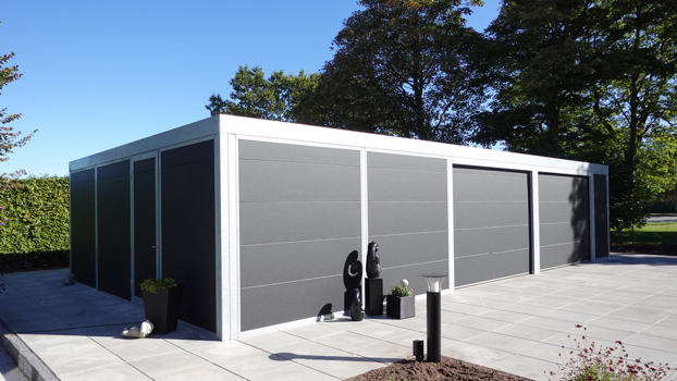 Stor UNA garage med plads til 2 biler samt stort redskabsrum under samme tag.