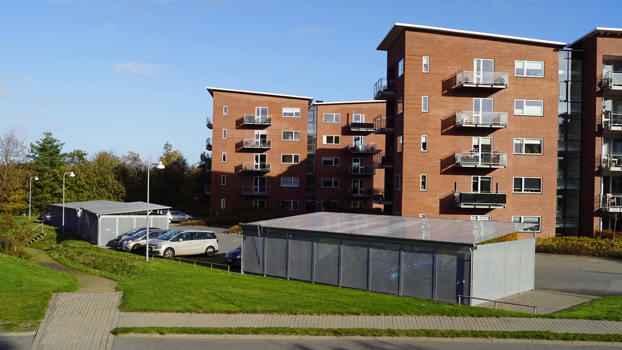 PLAN carporte til boligforening med beklædning i strækmetal