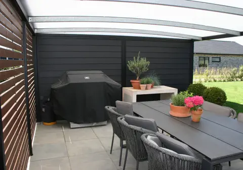 UNA terrasseoverdækning med sort Cembrit og vandrette lameller