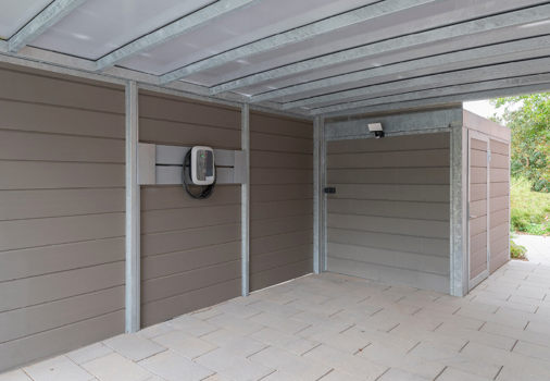 UNA carport. Skuret er placeret i den ene side, og med passage til haven