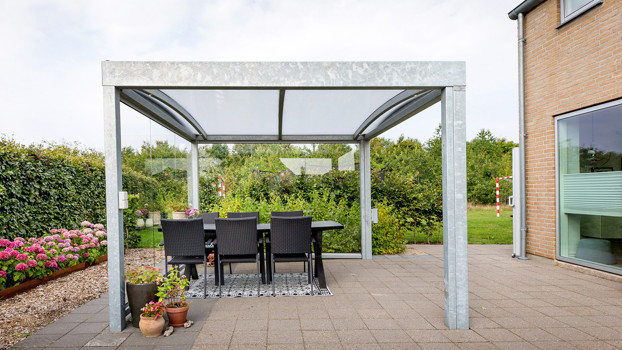 UNA fritstående overdækket terrasse med glassider