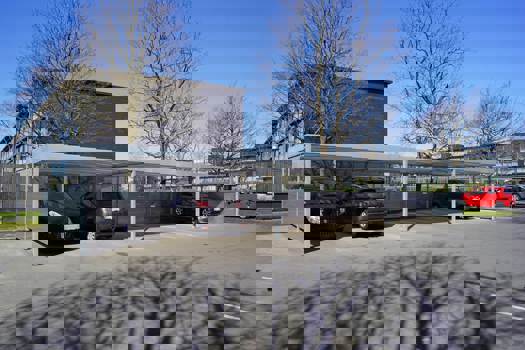 UNA carportanlæg med sidebeklædninger i hulplade og glas