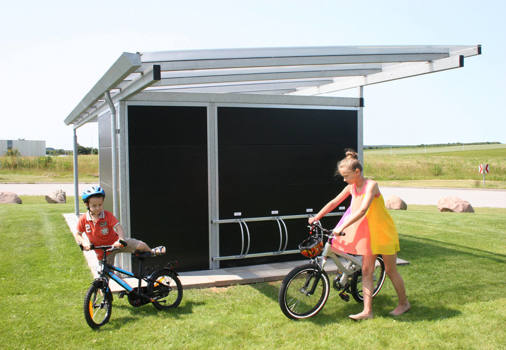 Cykelholdere til hele familien monteret på PLAN carport med skur