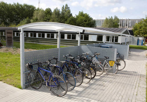 Cykelparkering og containerskjul med afskærmning i hulplade