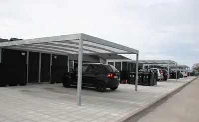 Lang Raekke Af UNA Carporte Ved Byggeprojekt