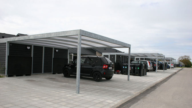 Lang Raekke Af UNA Carporte Ved Byggeprojekt