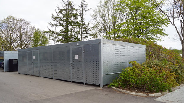 Stort UNA depotrum med både dobbelt dør og enkelt dør. Beklædning i hulplade