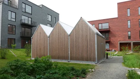 PEAK cykeloverdækninger i to etager med lamelbeklædning