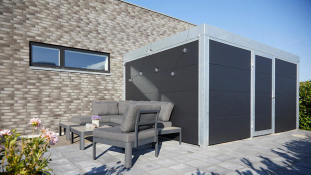 Lækkert UNA redskabsskur med beklædning i Isopanel