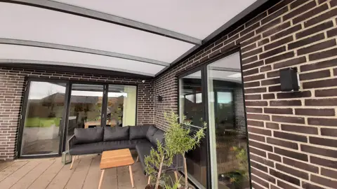 Hyggekrog i udestuen eller på den overdækkede terrasse mod mur