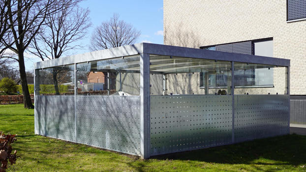 Opbevaringsrum model UNA med hulplade og hærdet glas